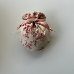 まんまる巾着袋　ピンク系ボダーとお花柄　Sサイズ　裏付き 1枚目の画像