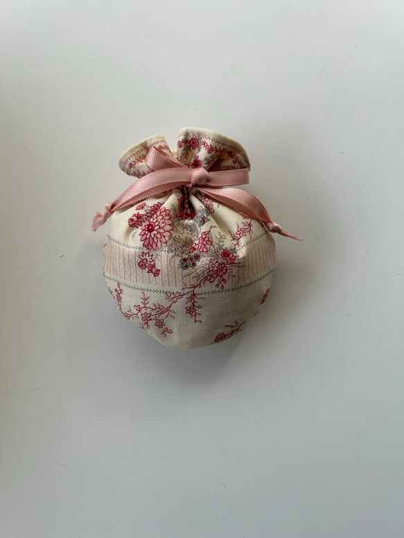 まんまる巾着袋　ピンク系ボダーとお花柄　Sサイズ　裏付き 1枚目の画像