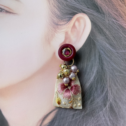 ピンク　赤　刺繍リボン　チロリアンテープ　ボタン　ピアス　イヤリング　金箔 ローズマダー色の高級国産ボタン×インド刺繍リボンタッセルのボタン