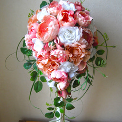 ピーチカラーのティアドロップブーケ♪ブートニア付き♪生花みたいに綺麗な造花です♪高品質なのに安い 1枚目の画像