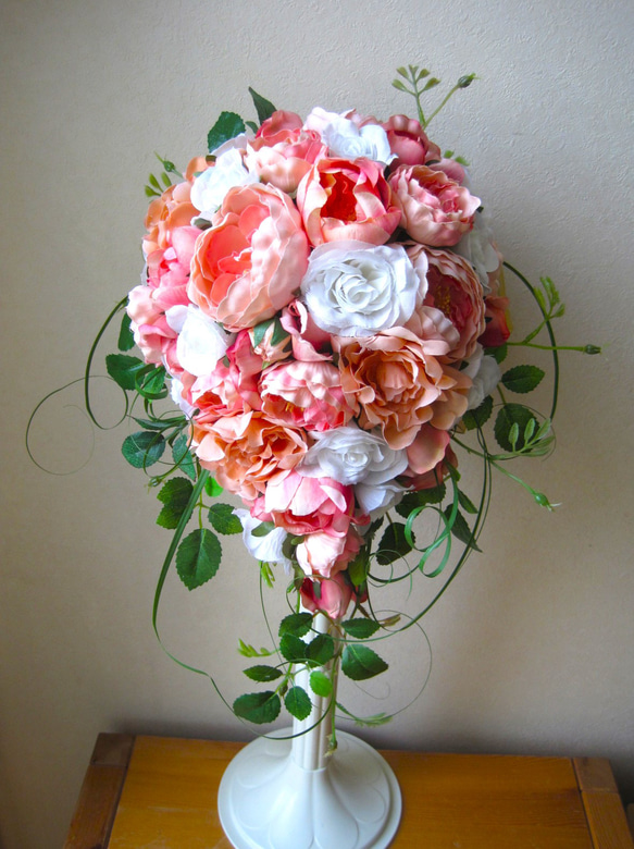 ピーチカラーのティアドロップブーケ♪ブートニア付き♪生花みたいに綺麗な造花です♪高品質なのに安い 1枚目の画像