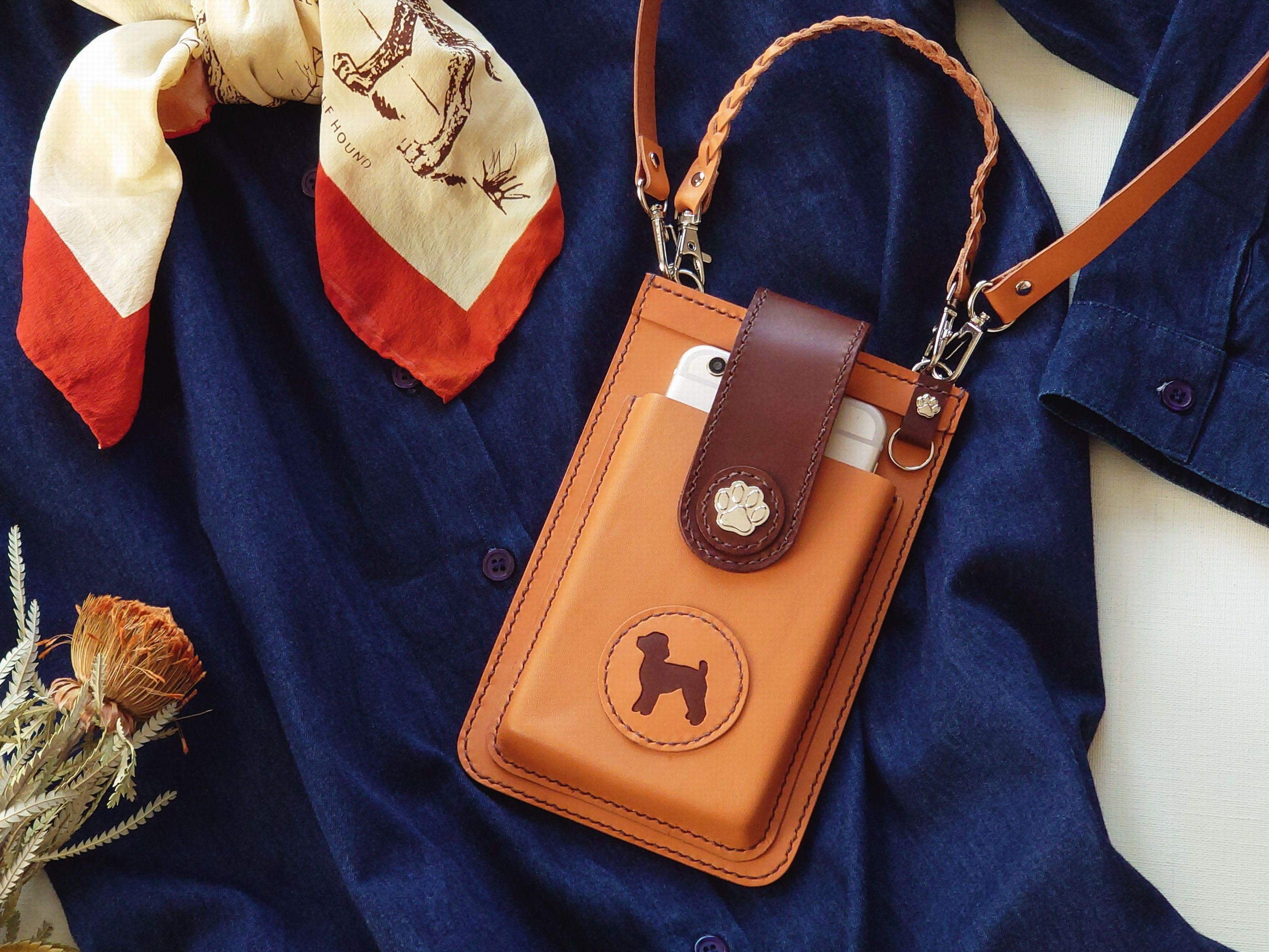 《特集掲載》犬シルエットと肉球カシメのスマホポシェット【縦型・肩紐長さ調整可・2way】※袋ラッピング無料