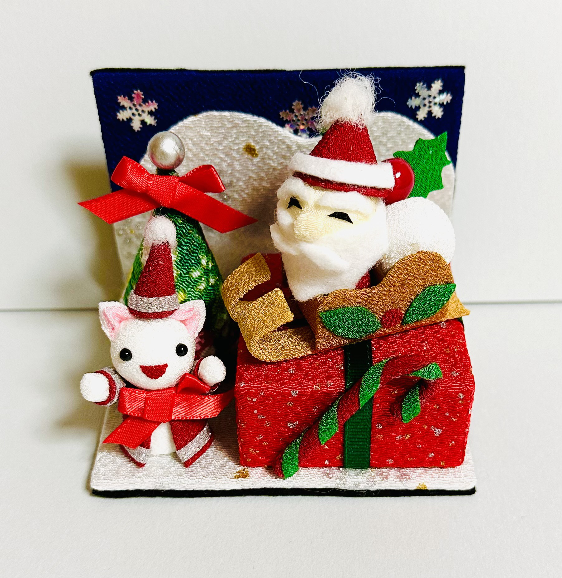 ちりめん細工「サンタさんがやってきた」置物 その他置物 黒ごまきなこ  