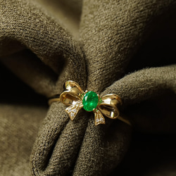 リボンデザインリング エメラルドリング 9bf32a5026fe2f8880631d61723475