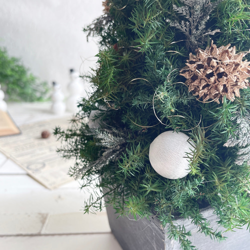 プリザーブドフラワー森の花・・白基調のクリスマスツリー木の実　多数の装飾65cm