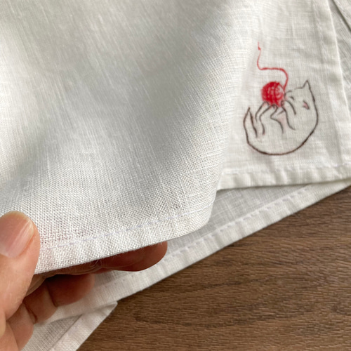 手刺繍入り　リネンクロス/リネンハンカチ【白猫と赤い毛糸玉】 ワケありな逸品2024】『毛糸玉と仔猫』の手描きリネンハンカチオフ