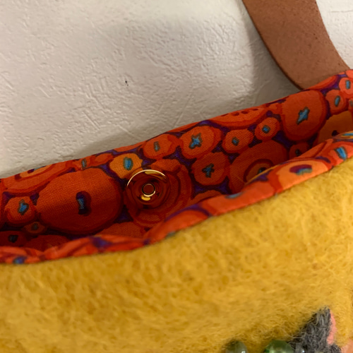 ナナ。三毛猫さんと私　羊毛フェルト生地のバッグ 猫さんとお花畑刺繍 羊毛フェルト生地のバッグ ハンドバッグ は