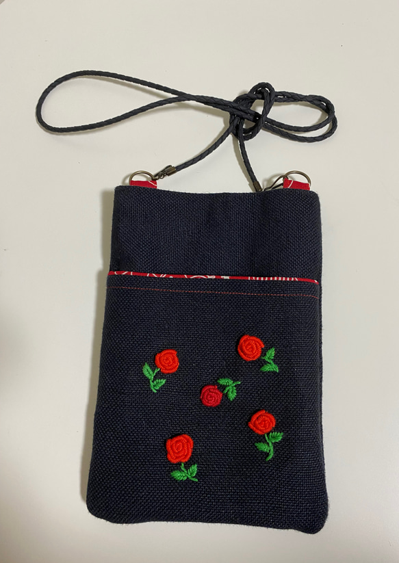 薔薇の手刺繍スマホショルダー 1枚目の画像