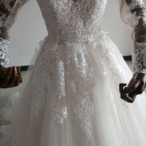 憧れのドレス パーティードレス Vネック 薄シャンパンの色 背中見せ 拳  