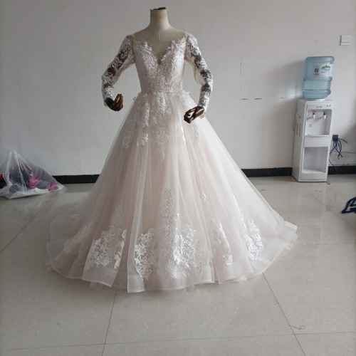 憧れのドレス パーティードレス Vネック 薄シャンパンの色 背中見せ 拳  