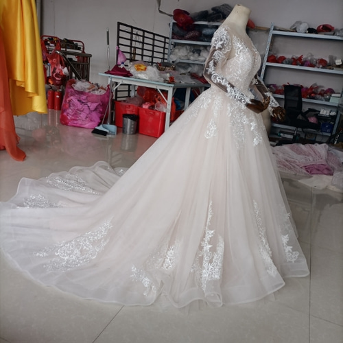 人気上昇！パーティードレス ホワイト 胸元フリル 背中見せ 付けかえよ  