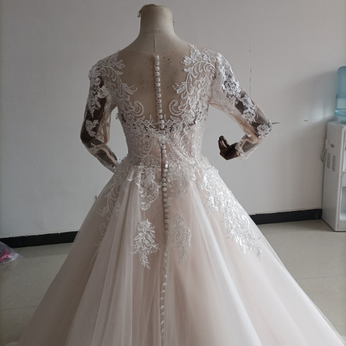 憧れのドレス パーティードレス Vネック 薄シャンパンの色 背中見せ 拳  