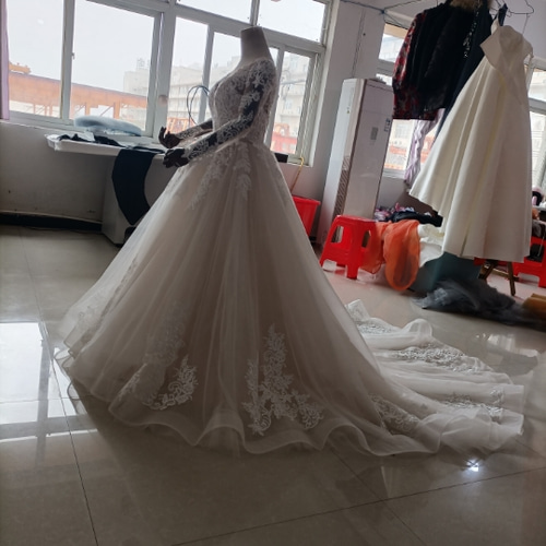 憧れのドレス パーティードレス Vネック 薄シャンパンの色 背中見せ 拳  