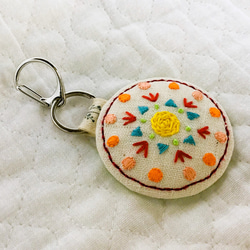 刺繍のキーホルダー・丸型① 2枚目の画像