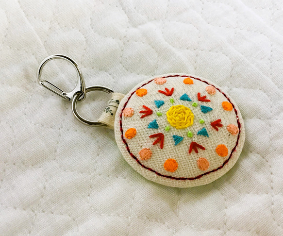 刺繍のキーホルダー・丸型① 2枚目の画像