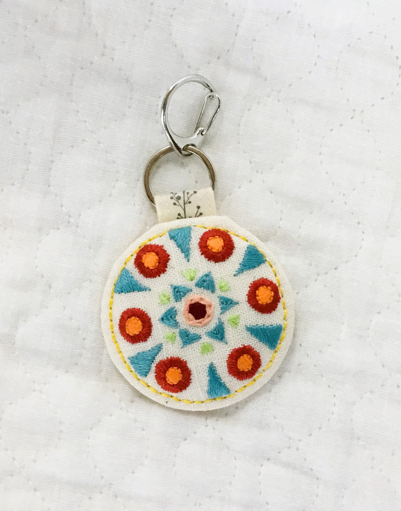 刺繍のキーホルダー・丸型② 1枚目の画像