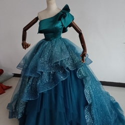 豪華！ブルー Aライン ワンショルダー カラードレス  柔らかく重ねたチュールスカート 花嫁/披露宴 3枚目の画像