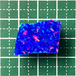 　《人工オパール》(ネオンオパール) 原石 ブルー/赤斑 6.8g (樹脂含侵) 4枚目の画像