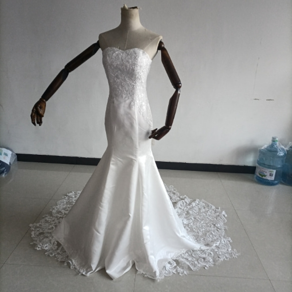 優雅なシルエット オフホワイト マーメイドラインドレス ベアトップ ノースリーブ 編み上げ 華やかなトレーン 結婚式/披 3枚目の画像