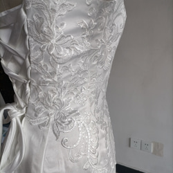 優雅なシルエット オフホワイト マーメイドラインドレス ベアトップ ノースリーブ 編み上げ 華やかなトレーン 結婚式/披 11枚目の画像