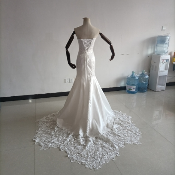 優雅なシルエット オフホワイト マーメイドラインドレス ベアトップ ノースリーブ 編み上げ 華やかなトレーン 結婚式/披 9枚目の画像