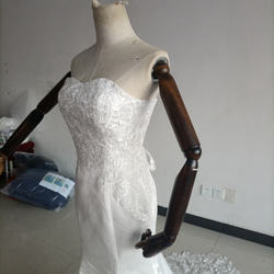 優雅なシルエット オフホワイト マーメイドラインドレス ベアトップ ノースリーブ 編み上げ 華やかなトレーン 結婚式/披 5枚目の画像