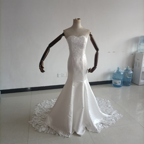 優雅なシルエット オフホワイト マーメイドラインドレス ベアトップ ノースリーブ 編み上げ 華やかなトレーン 結婚式/披 1枚目の画像