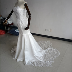 優雅なシルエット オフホワイト マーメイドラインドレス ベアトップ ノースリーブ 編み上げ 華やかなトレーン 結婚式/披 6枚目の画像