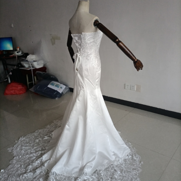 優雅なシルエット オフホワイト マーメイドラインドレス ベアトップ ノースリーブ 編み上げ 華やかなトレーン 結婚式/披 7枚目の画像