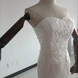 優雅なシルエット オフホワイト マーメイドラインドレス ベアトップ ノースリーブ 編み上げ 華やかなトレーン 結婚式/披 4枚目の画像