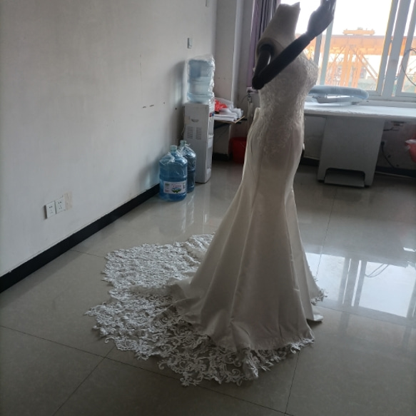 優雅なシルエット オフホワイト マーメイドラインドレス ベアトップ ノースリーブ 編み上げ 華やかなトレーン 結婚式/披 2枚目の画像