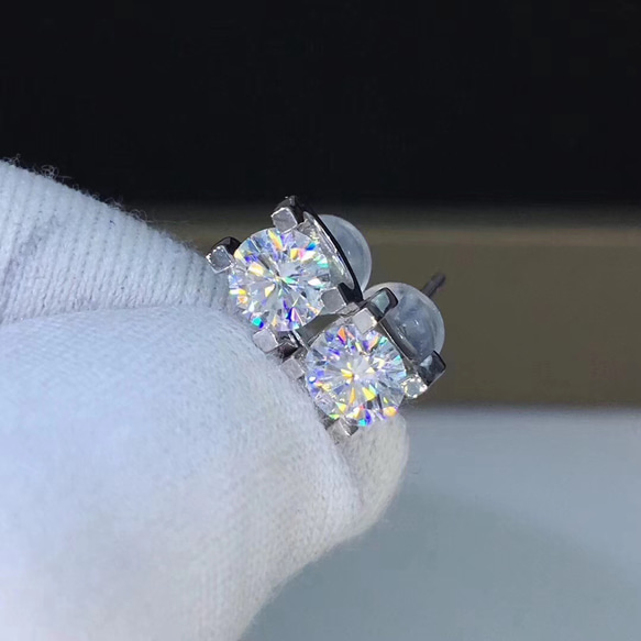 合計1カラット 】輝くモアサナイトダイヤモンド ピアス k18 ピアス 