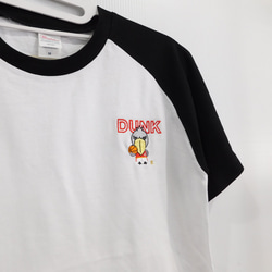 ハシビロコウ×DUNKの刺繍入りラグランＴシャツ　「ホワイト×ブラック」バイカラー　男女兼用　5.6オンス 3枚目の画像