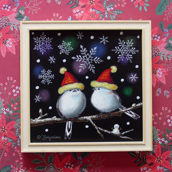 サンタ帽とシマエナガ・クリスマス飾り・雪の結晶・サンタの帽子・雪だるま・ふくふく・パステル画・一点物・なかよし・ほっこり 1枚目の画像