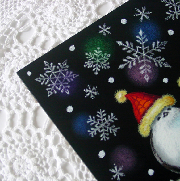 サンタ帽とシマエナガ・クリスマス飾り・雪の結晶・サンタの帽子・雪だるま・ふくふく・パステル画・一点物・なかよし・ほっこり 2枚目の画像