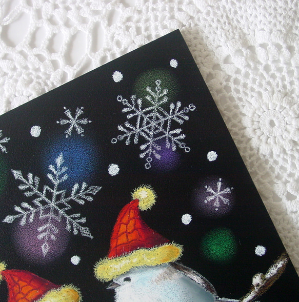 サンタ帽とシマエナガ・クリスマス飾り・雪の結晶・サンタの帽子・雪だるま・ふくふく・パステル画・一点物・なかよし・ほっこり 4枚目の画像