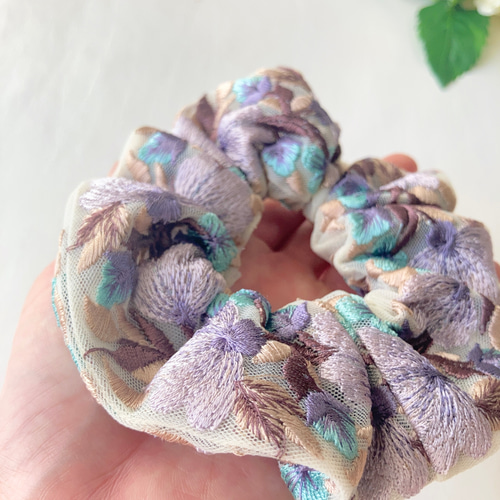 ハンドメイドシュシュM-3845♡ブルージョーゼット♡インド刺繍リボン付♡ ☆在庫限り☆ ＊インド刺繍リボン＊シックなリボンシュシュ - Ra