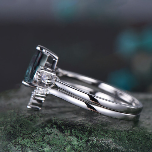 ペアシェイプのアレキサンドライト エンゲージメントリング マーキス