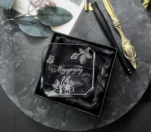 【名入れ】クリスタルペーパーウェイト　ボタニカルアート　カリグラフィー 2枚目の画像