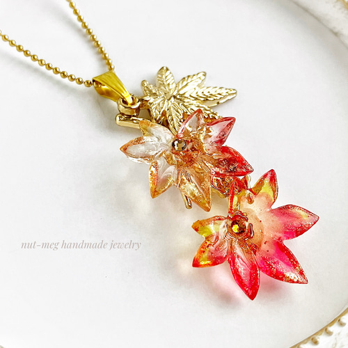 秋の風を纏う紅葉のネックレス(サージカルステンレスチェーン/ニッケル