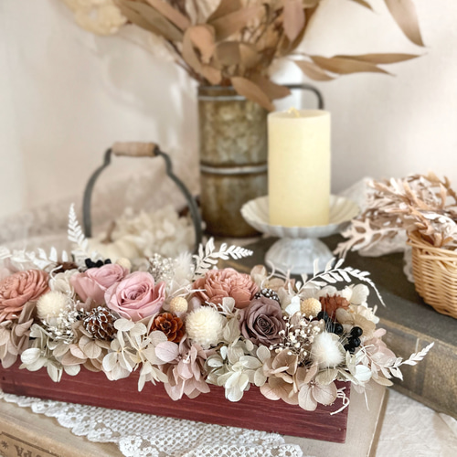 温もりあふれる木箱のフラワーアレンジ プリザーブドフラワー Atelier