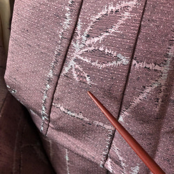 単衣　ウール混紡　オールドローズに幾何学と草模様のかすり柄 9枚目の画像