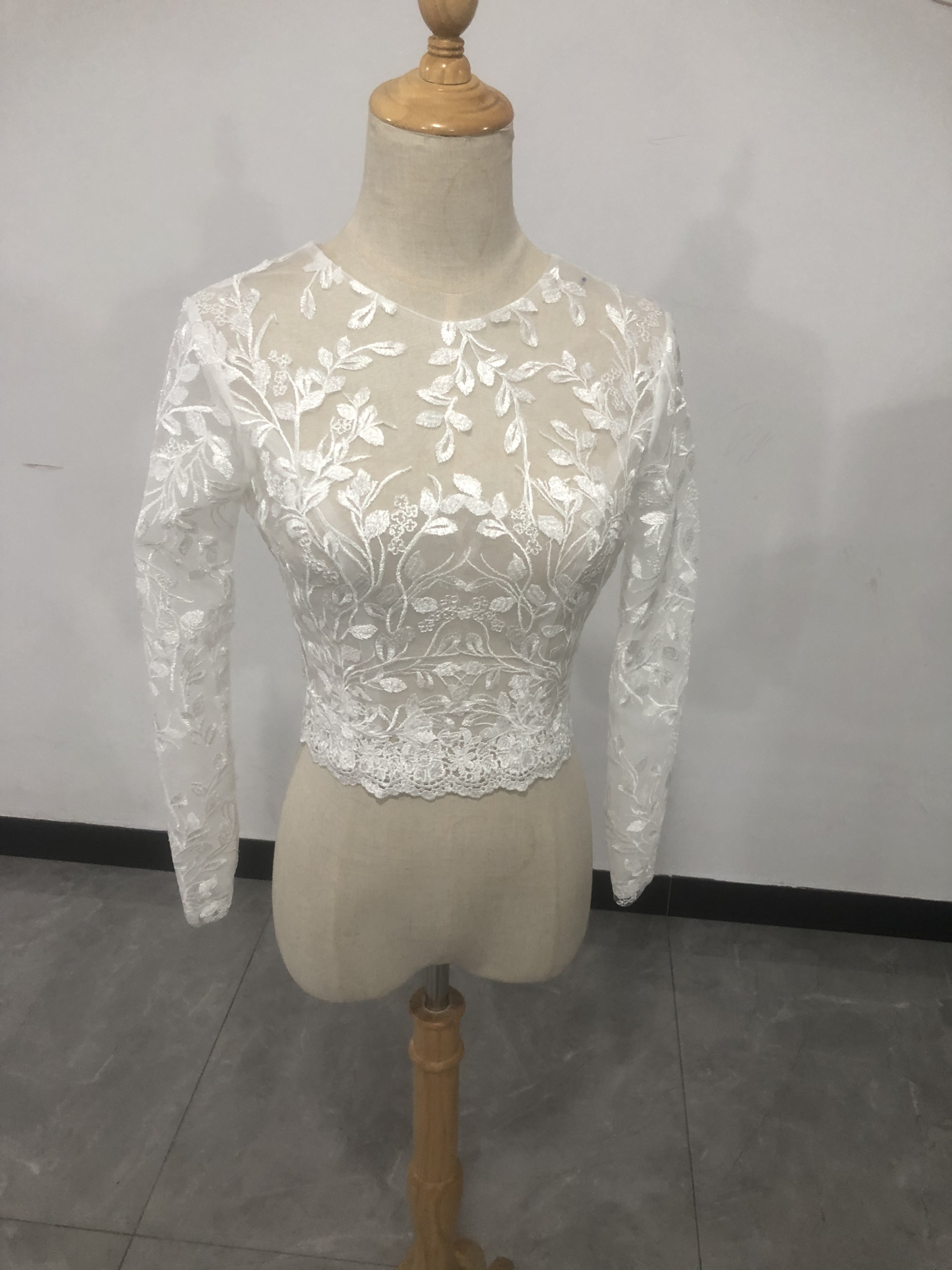 ウエディングドレス用ボレロ トップスのみ 長袖　リーフ刺繍 くるみボタン　オーダー可能