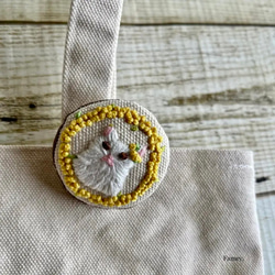 手刺繍ミモザリースと白猫ちゃんのブローチ　国産帆布　ミモザ　猫 7枚目の画像