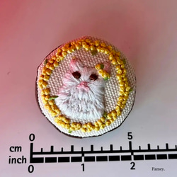 手刺繍ミモザリースと白猫ちゃんのブローチ　国産帆布　ミモザ　猫 8枚目の画像