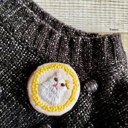 手刺繍ミモザリースと白猫ちゃんのブローチ　国産帆布　ミモザ　猫 6枚目の画像