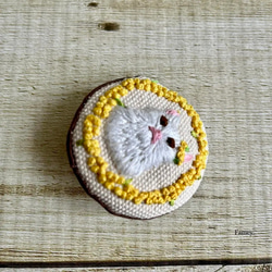 手刺繍ミモザリースと白猫ちゃんのブローチ　国産帆布　ミモザ　猫 3枚目の画像
