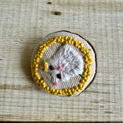 手刺繍ミモザリースと白猫ちゃんのブローチ　国産帆布　ミモザ　猫 4枚目の画像