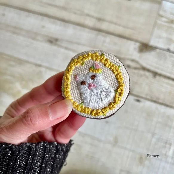 手刺繍ミモザリースと白猫ちゃんのブローチ　国産帆布　ミモザ　猫 10枚目の画像