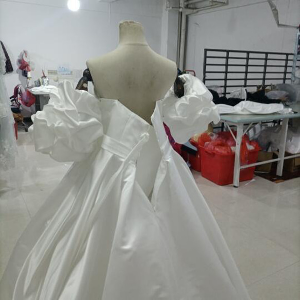 優雅的！米白色洋裝 A 字形裸上衣可拆卸袖子婚禮/招待會 第3張的照片